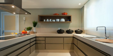 Apartamento De Verão : Cozinhas modernas por Renata Basques Arquitetura e Design de Interiores