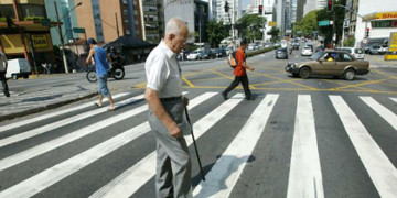 Resultado de imagem para idosos e as ruas e faixas de pedestres