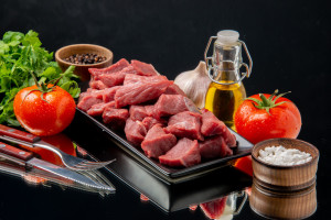 <a href="https://www.freepik.com/free-photo/front-view-fresh-meat-slices-inside-black-tray-with-tomatoes-greens-black-table_17230637.htm#query=carnes%20na%20alimenta%C3%A7%C3%A3o&position=28&from_view=search&track=ais">Image by KamranAydinov</a> on Freepik