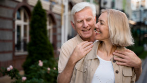 Image by <a href="https://www.freepik.com/free-photo/smiley-elder-couple-posing-together-while-taking-walk-city_9805702.htm#page=5&query=namoro%20de%20idosos&position=3&from_view=search&track=ais">Freepik</a>