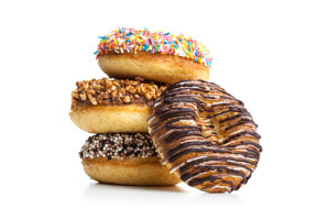 <a href="https://br.freepik.com/fotos-gratis/varios-donuts-em-fundo-branco_22243519.htm#query=donuts&position=0&from_view=search&track=sph">Imagem de fabrikasimf</a> no Freepik