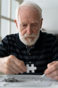 Exercícios de memória e físicos para evitar o Alzheimer.
